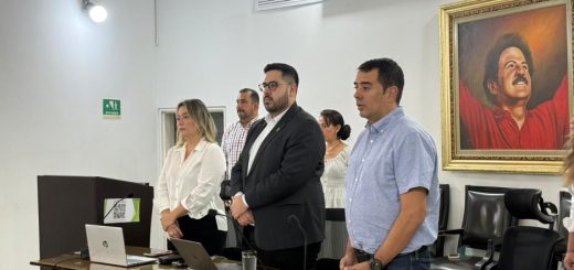 Sandra Milena Rodríguez, directora del INDERBU; Francisco Javier Gómez, secretario de Hacienda; y Robin Anderson Hernández, concejal de Bucaramanga, durante debate y aprobación del Acuerdo 016 de la Tasa Pro Deporte.