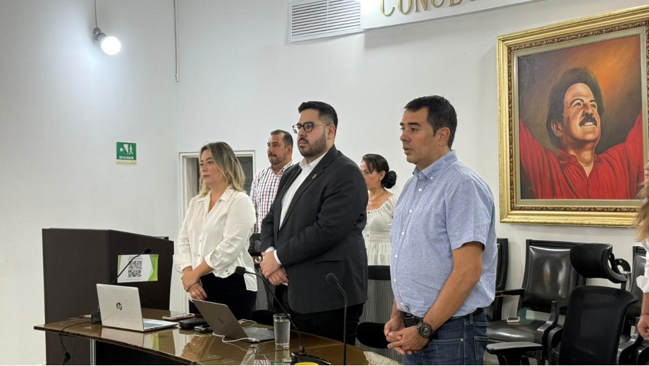 Sandra Milena Rodríguez, directora del INDERBU; Francisco Javier Gómez, secretario de Hacienda; y Robin Anderson Hernández, concejal de Bucaramanga, durante debate y aprobación del Acuerdo 016 de la Tasa Pro Deporte.